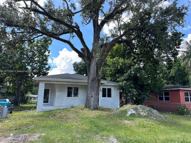 view of front of house featuring a front lawn