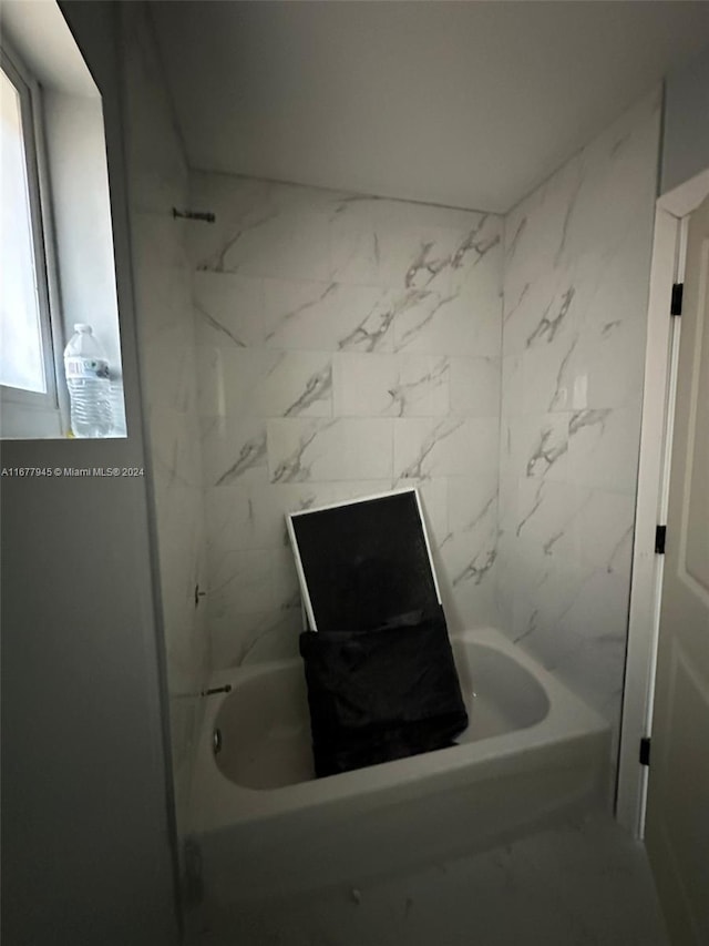 bathroom featuring tiled shower / bath combo