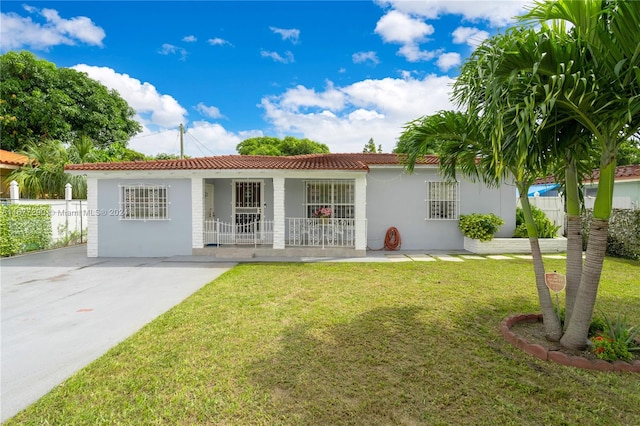 view of front of property featuring a front lawn