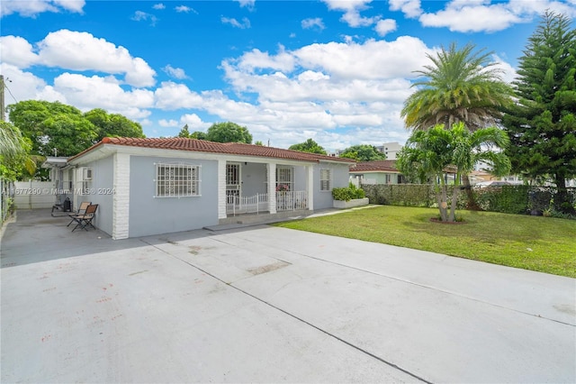 view of front of property with a front lawn