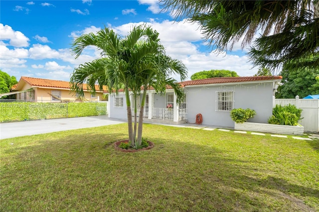 view of front of property featuring a front lawn