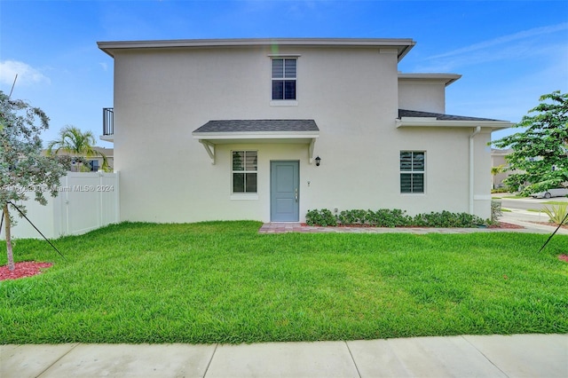 view of front facade featuring a front yard