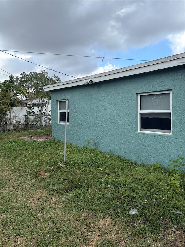 view of side of property featuring a lawn