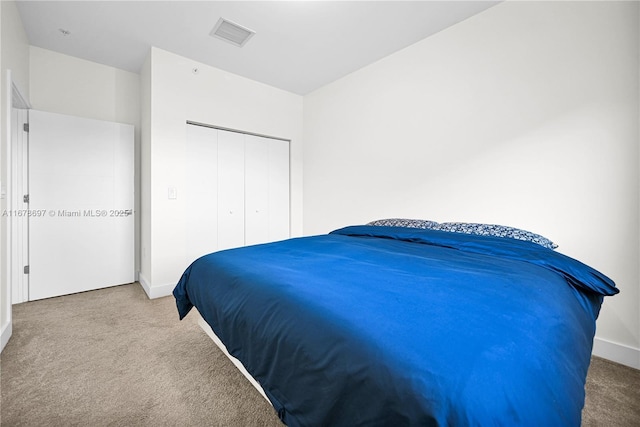 bedroom with carpet flooring and a closet