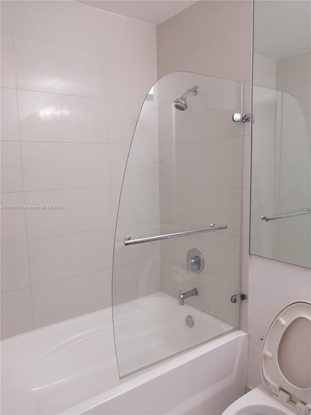 bathroom featuring tiled shower / bath