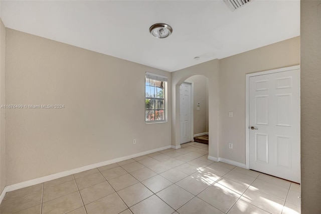 empty room featuring light tile patterned flooring