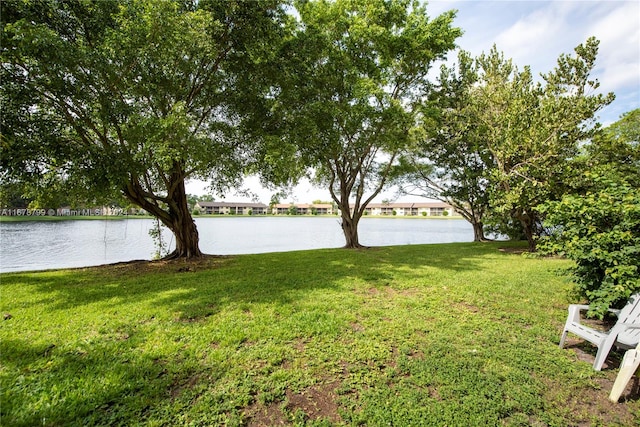 view of yard featuring a water view