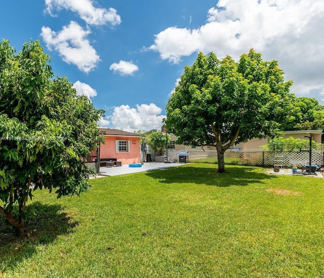 view of yard featuring a patio