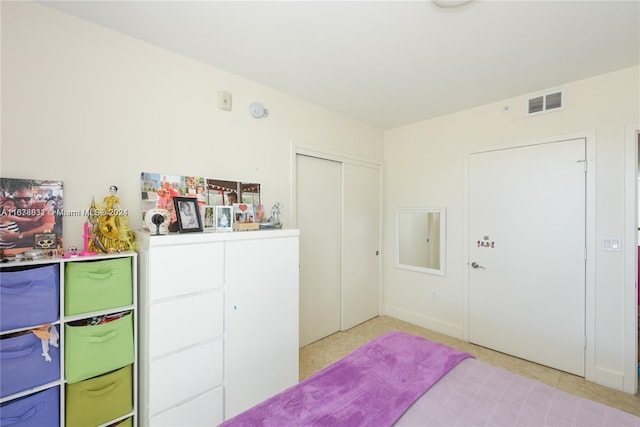 bedroom featuring a closet