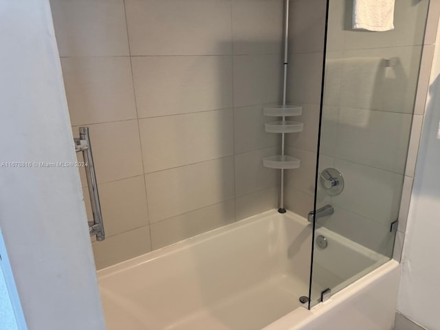 bathroom featuring tiled shower / bath