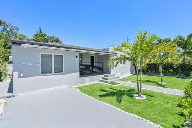 view of front of home featuring a front lawn