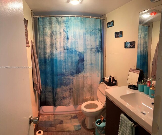 full bathroom featuring toilet, vanity, and shower / tub combo with curtain