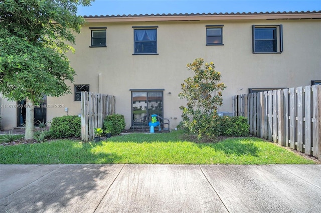 view of front of house with a front lawn