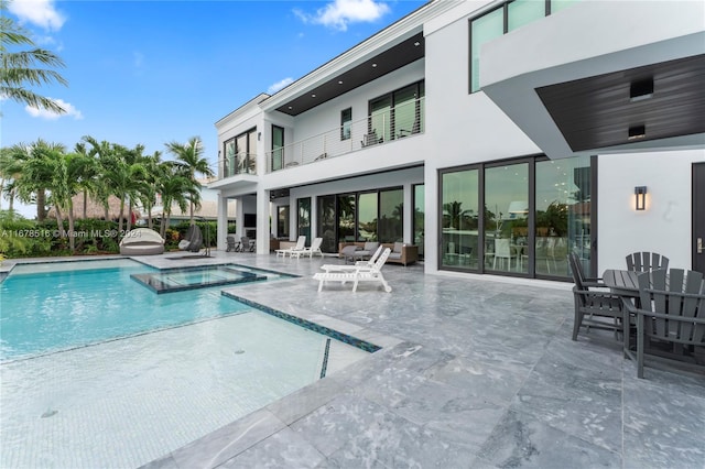 view of pool with an in ground hot tub and a patio