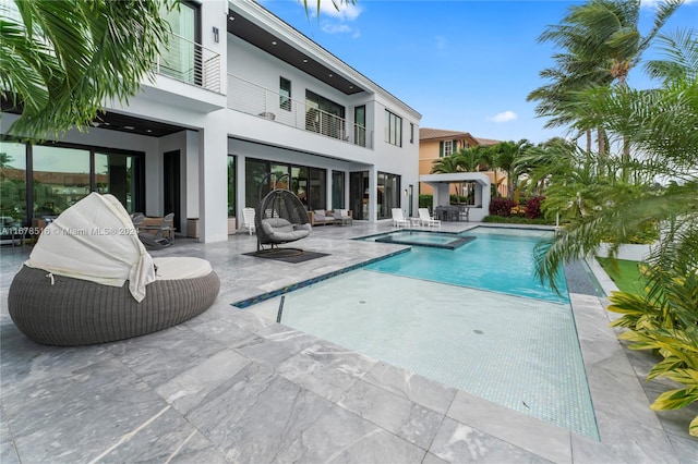 view of pool with an in ground hot tub and a patio area