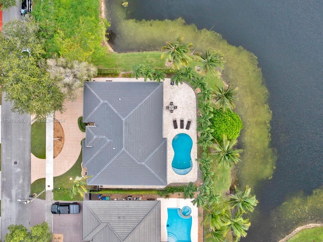 bird's eye view with a water view