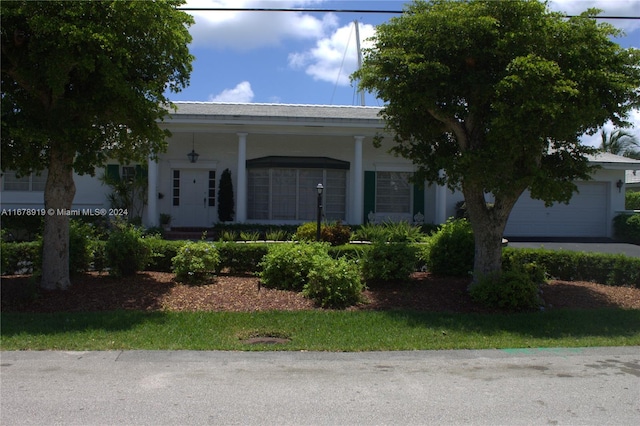 single story home with covered porch