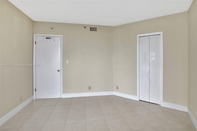 unfurnished room featuring light tile patterned flooring