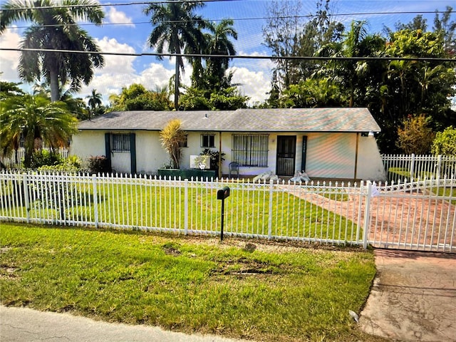 ranch-style house featuring a front yard