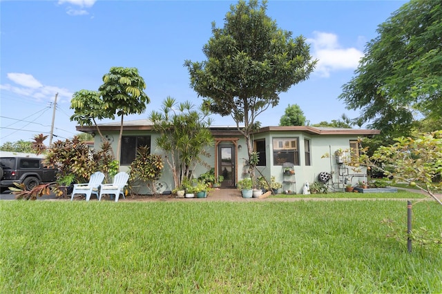 ranch-style home featuring a front lawn