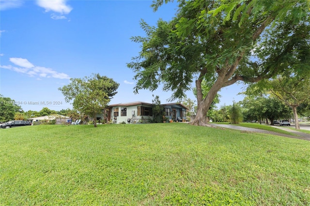 view of front of house featuring a front lawn