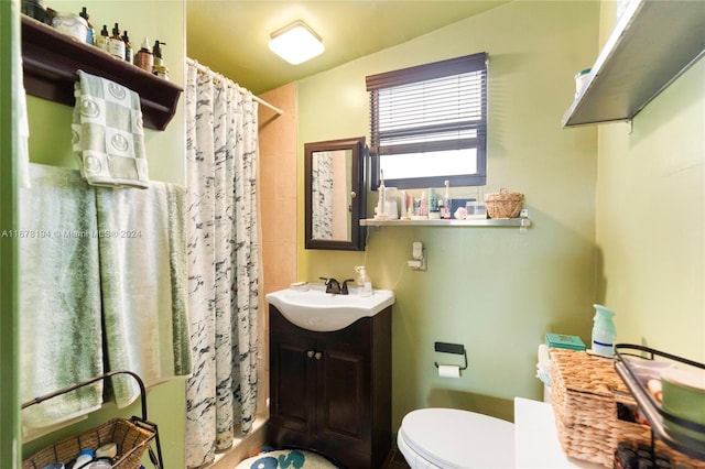 bathroom with vanity, toilet, walk in shower, and vaulted ceiling