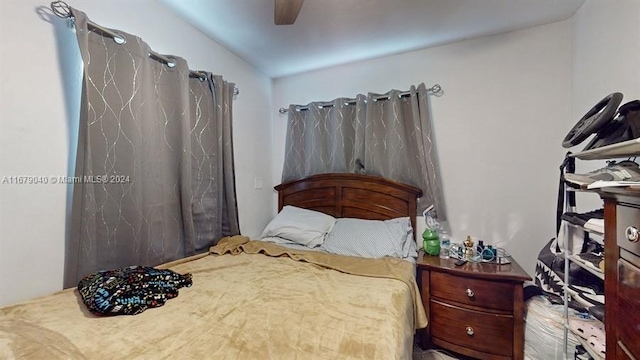 bedroom with ceiling fan