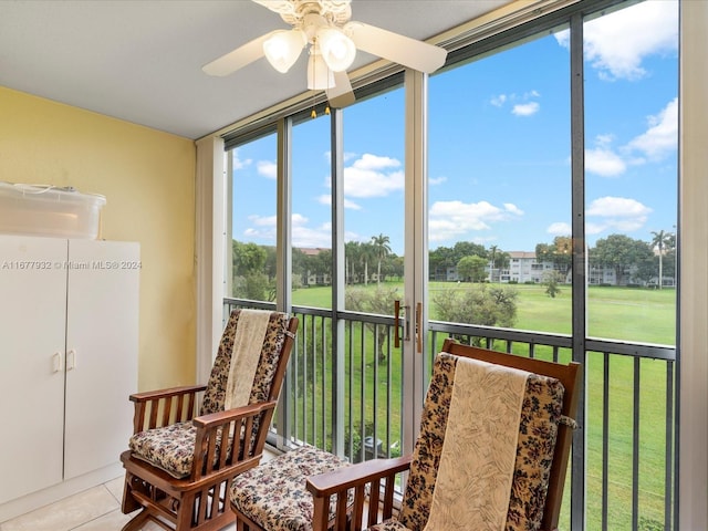 sunroom with ceiling fan