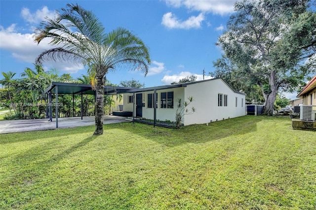 view of front facade featuring central AC unit, a front lawn, and a carport