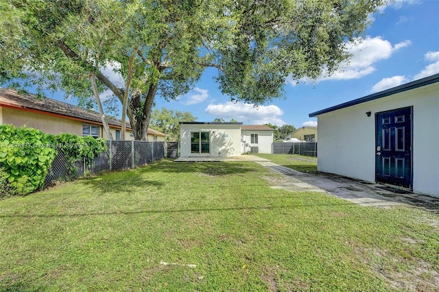 view of yard featuring a fenced backyard