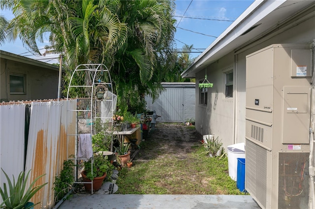 view of yard featuring a storage unit