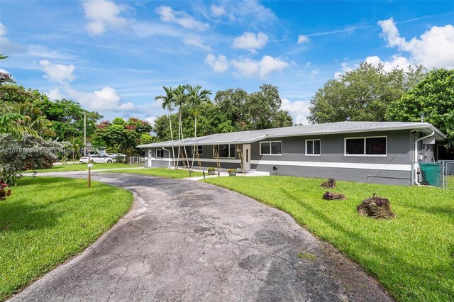 view of front of property with a front yard