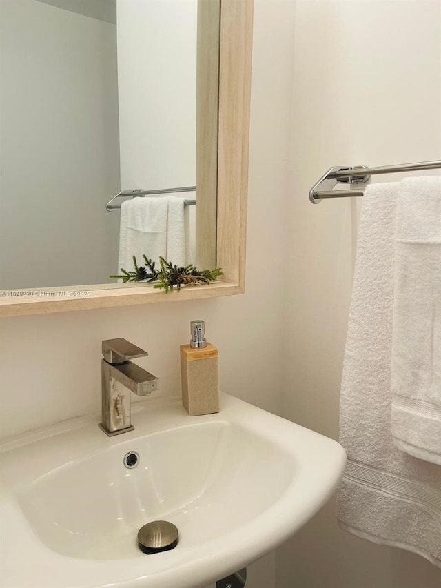 bathroom featuring sink