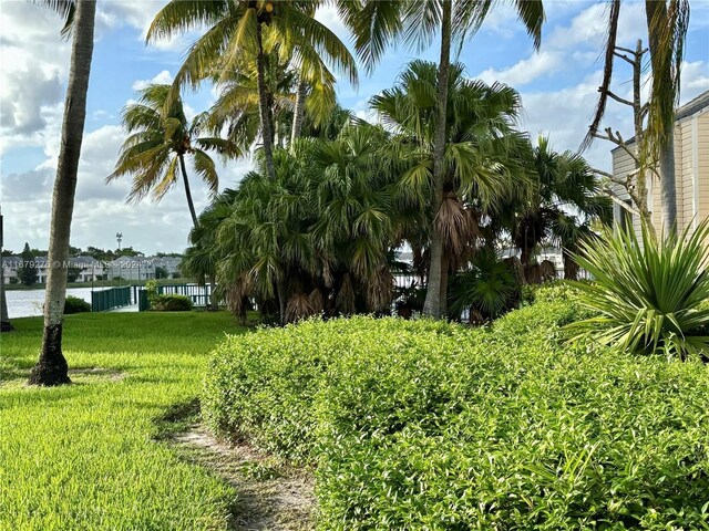 3405 NW 44th St Unit 104, Oakland Park, FL 33309 - view of green lawn