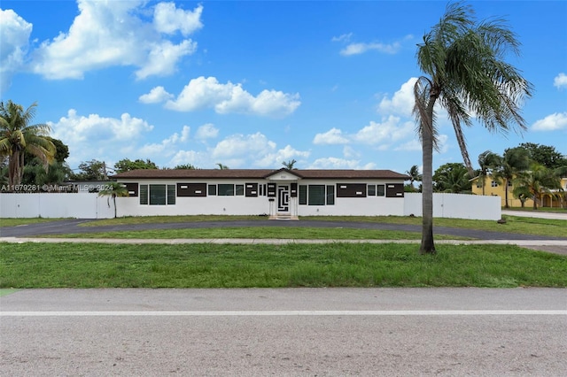 single story home featuring a front lawn