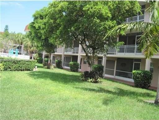 view of yard with a balcony