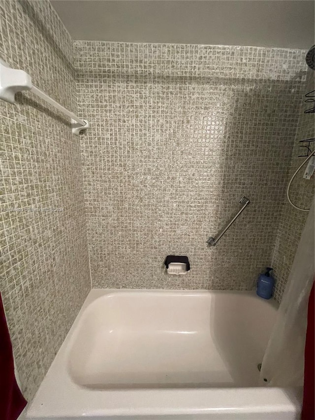 bathroom featuring shower / tub combo