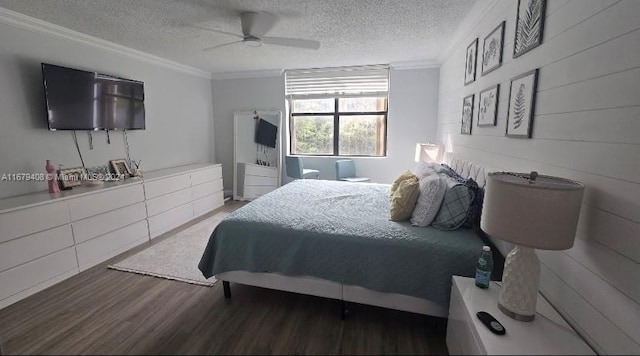 bedroom with a textured ceiling, hardwood / wood-style flooring, ceiling fan, and crown molding