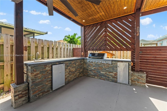 view of patio featuring sink, an outdoor kitchen, and grilling area