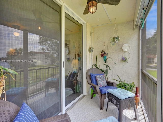 sunroom with ceiling fan