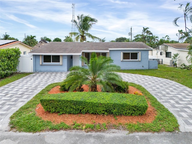 single story home with a front yard