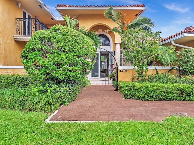 449 Isle Of Palms Dr, Fort Lauderdale, FL 33301 - entrance to property featuring a balcony, stucco siding, and a tiled roof