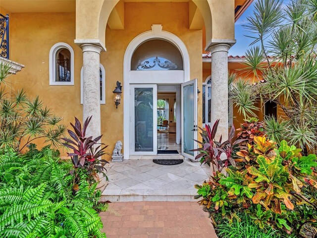 449 Isle Of Palms Dr, Fort Lauderdale, FL 33301 - entrance to property with stucco siding