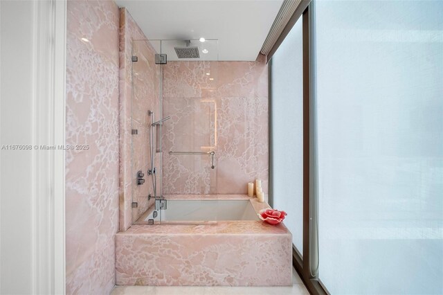 bathroom featuring tiled shower / bath combo