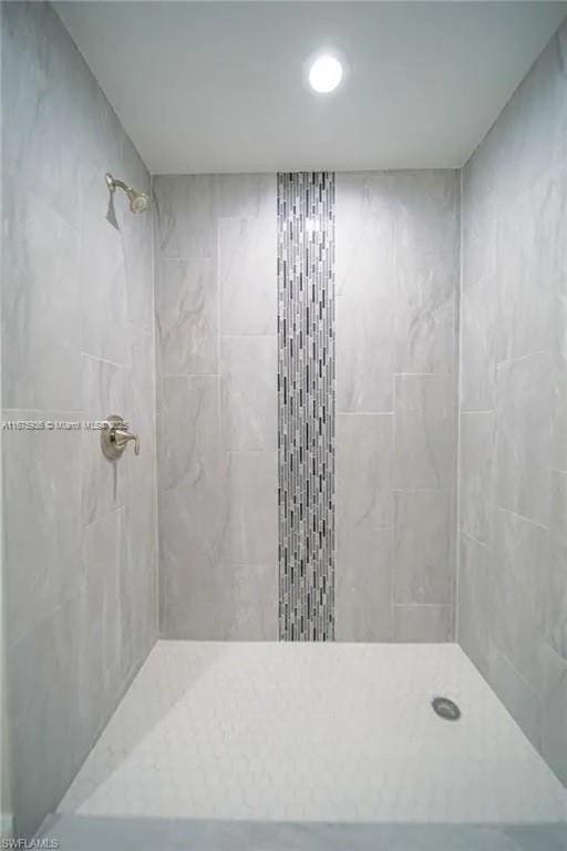 bathroom featuring tiled shower