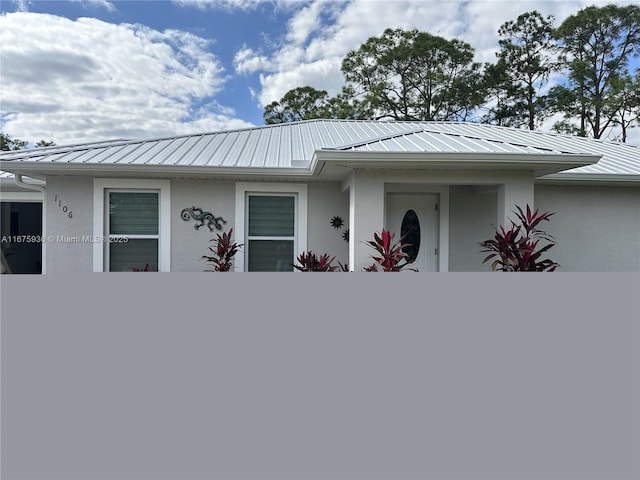 view of front of property