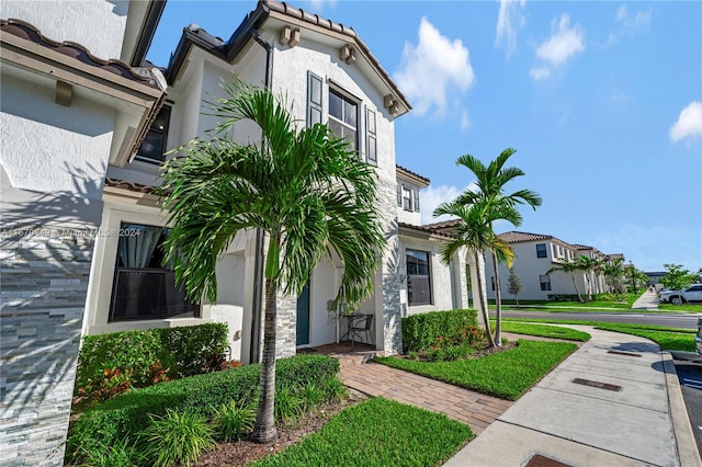 view of front of house with a front yard