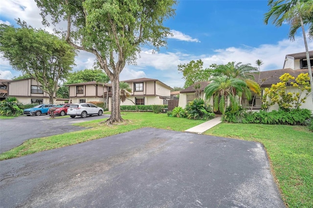 view of front of home featuring a front yard