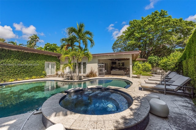 view of pool featuring an in ground hot tub, a patio area, and ceiling fan