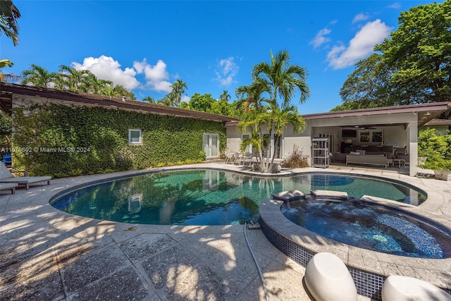 view of swimming pool with a patio area, an in ground hot tub, and ceiling fan